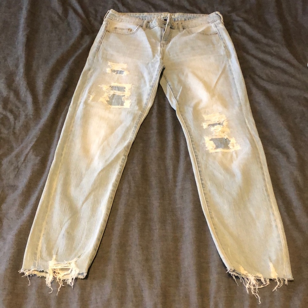 Universal thread  size 26 distressed jeans